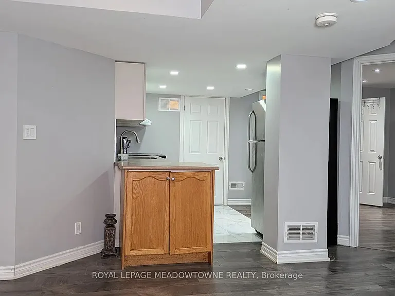 259 Queen Mary Dr — Photo 5