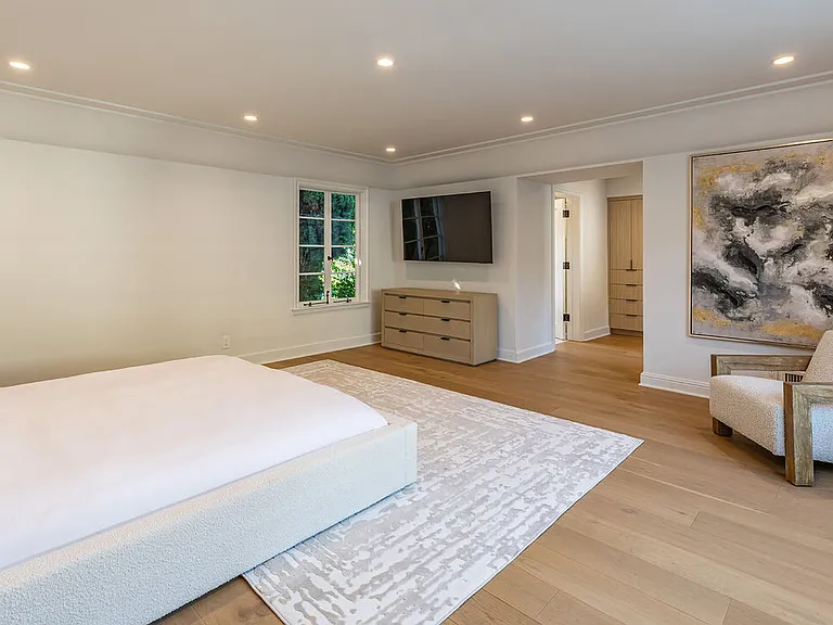 702 N Beverly Dr — Photo 35