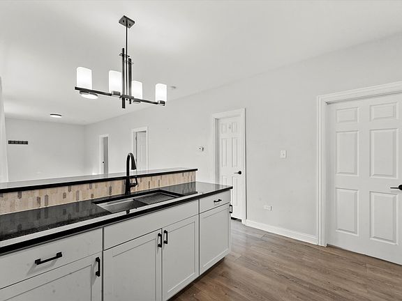 4th image of 4140 S Maplewood Ave