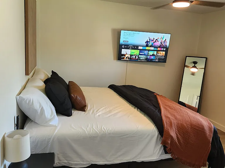 Bedroom 4 - King Bed