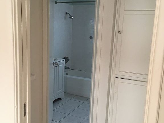 4th image of 2420 Ocean Park Blvd APT H