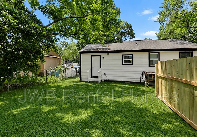 6135 Lynnwood Ave #A — Photo 18