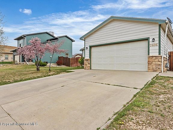 3rd image of 2606 Shawnee Ct