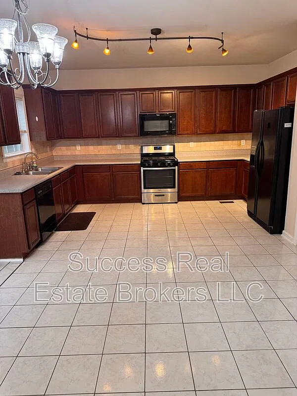 4 bed, 2.5 bath, 3408 sqft, $2,500 — Photo 4