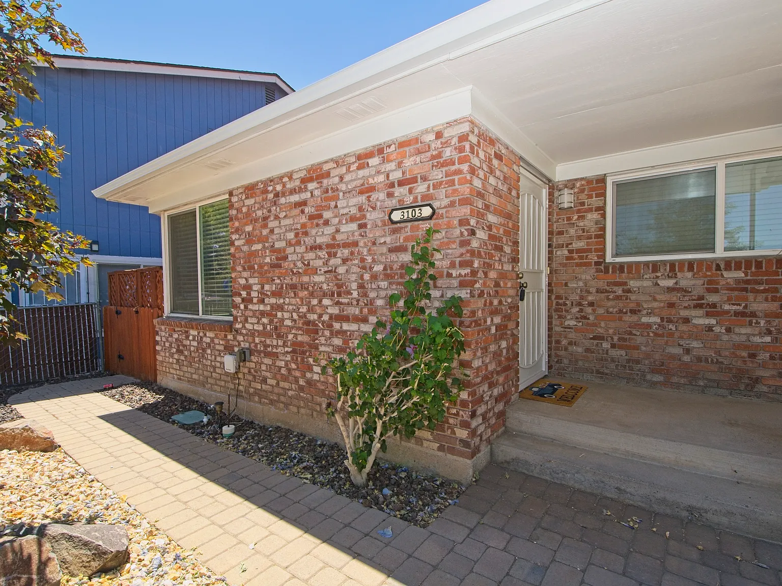 2 bed, 1000 sqft, $1,800 — Photo 2