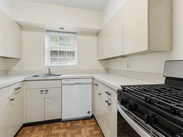 124 Lake Shore Rd #2A — Photo 4