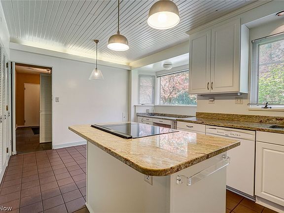 5th image of 80 Mill Hollow Dr