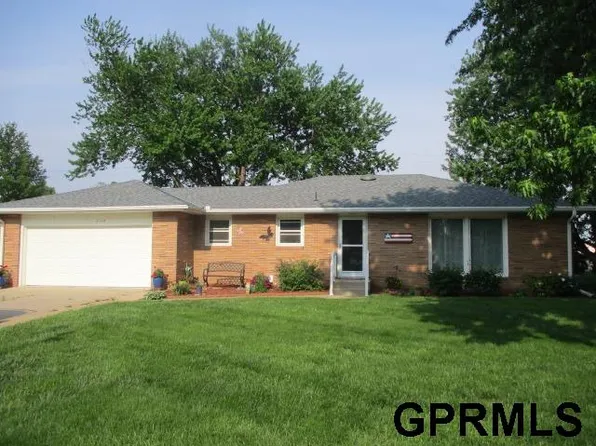 2114 Northridge Dr, Fairbury, NE 68352