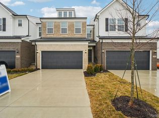 5582 E Spaniel Dr, Ann Arbor, MI 48108