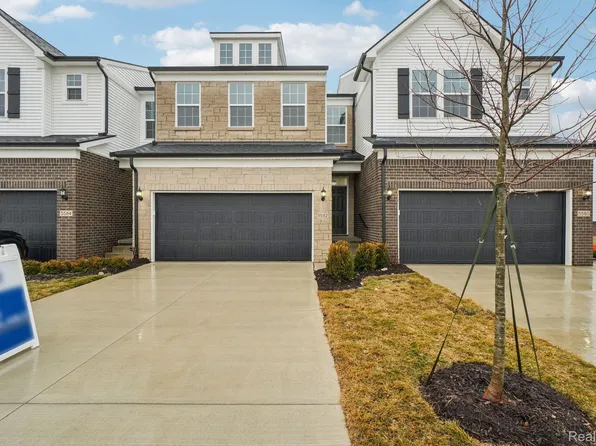 5582 E Spaniel Dr, Ann Arbor, MI 48108