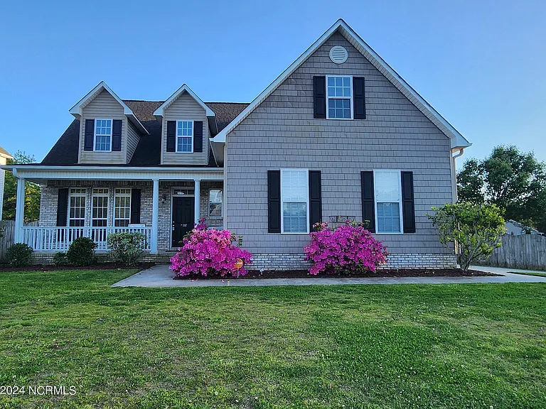 302 Savannah Dr — Photo 1