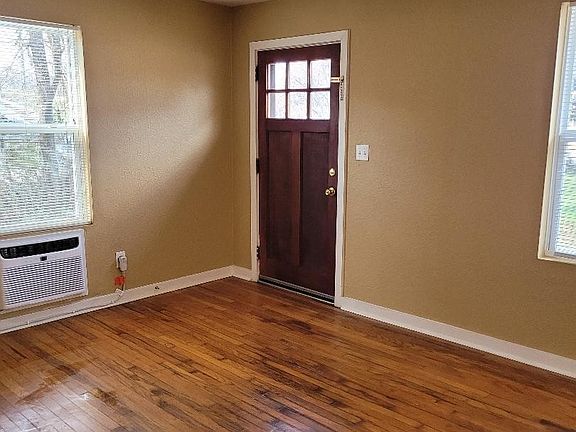 3rd image of 2308 Lloyd Ave