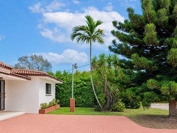 3rd image of 6385 SW 25th St