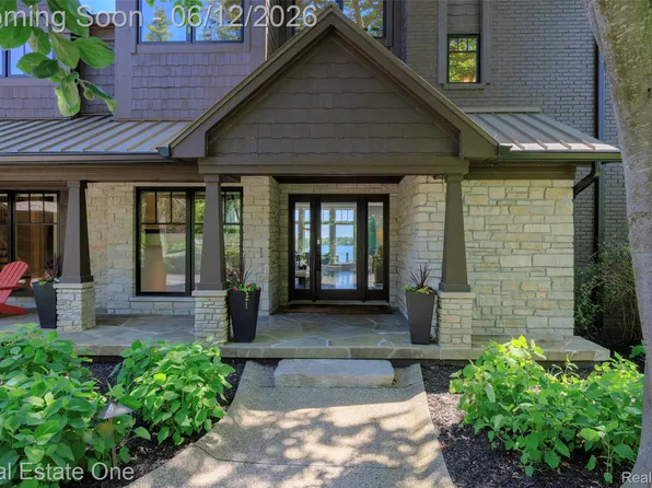 7689 Deerhill Dr, Clarkston, MI 48346