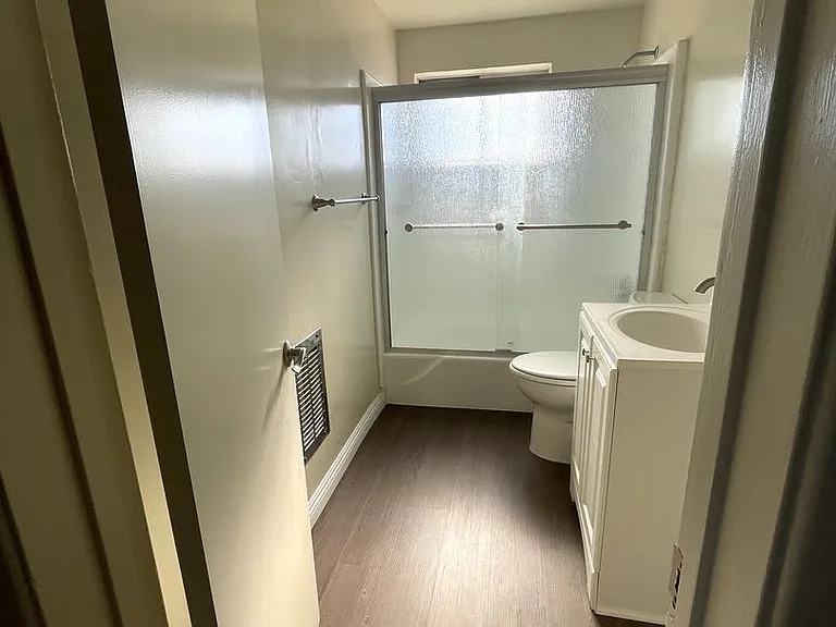 2630 Linden Ave #1 — Photo 9