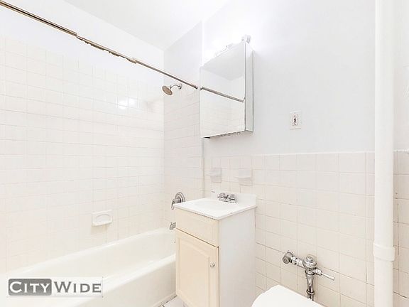 4th image of 947 1st Ave #14B