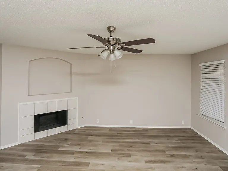 1919 Berkeley Dr — Photo 5
