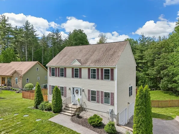 3 Trophy Ave, Townsend, MA 01469