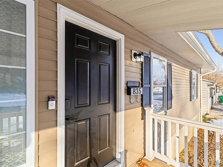 835 N Forest Ave — Photo 2