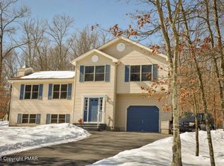 4349 Pine Ridge Dr, Bushkill, PA 18324