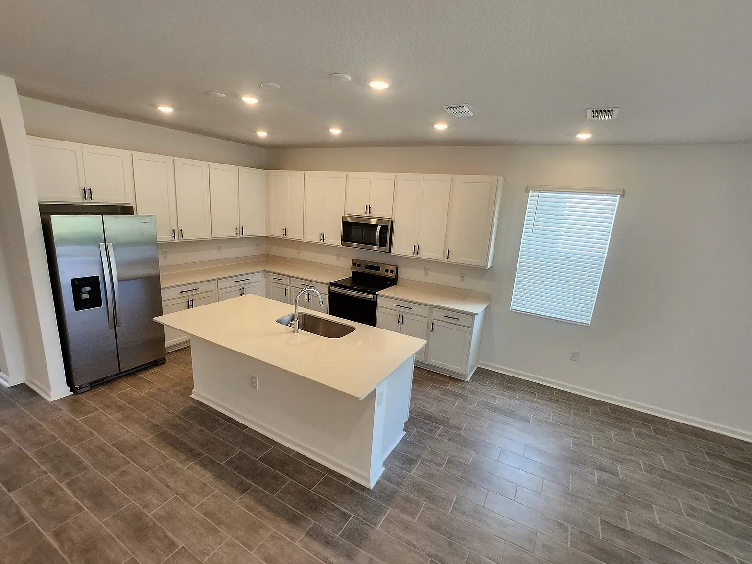 4 bed, 2110 sqft, $2,600 — Photo 3