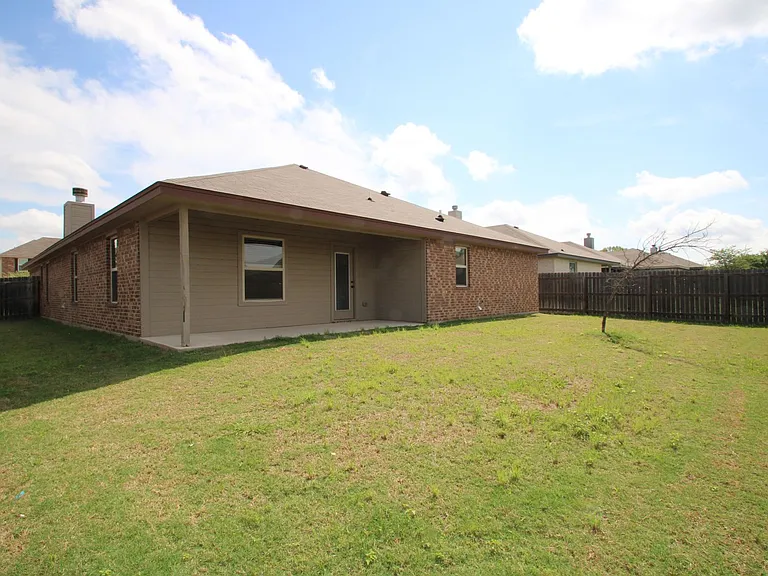 902 Clanton Cv — Photo 43