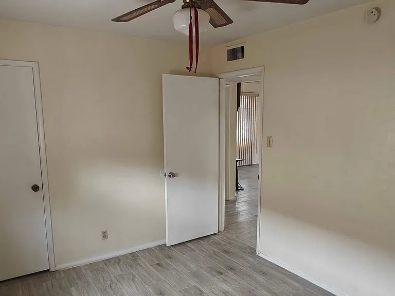 1421 E Elm St — Photo 16