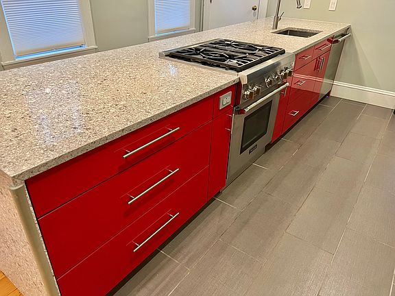 Stylish island w/ range and sink/garbage disposal, plenty of storage