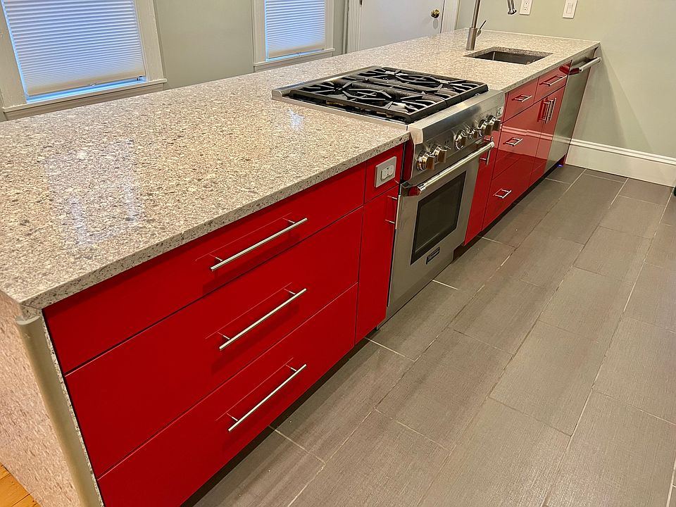 Stylish island w/ range and sink/garbage disposal, plenty of storage