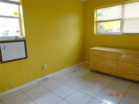 3rd image of 3821 SW 32nd Avenue