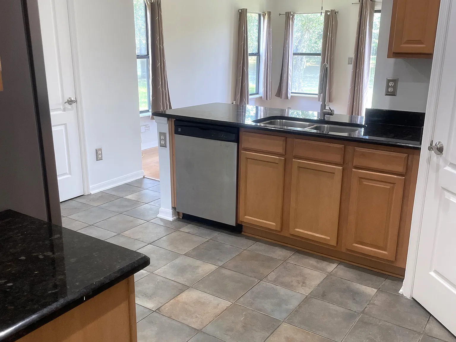 3 bed, 2.5 bath, 1536 sqft, $1,900 — Photo 4
