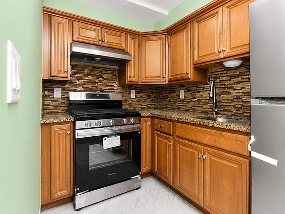 4th image of 928 Pavonia Ave