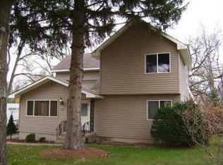 221 Burnett Rd, Island Lake, IL 60042