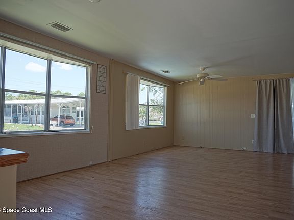 4th image of 2339 Royal Palm Dr NE