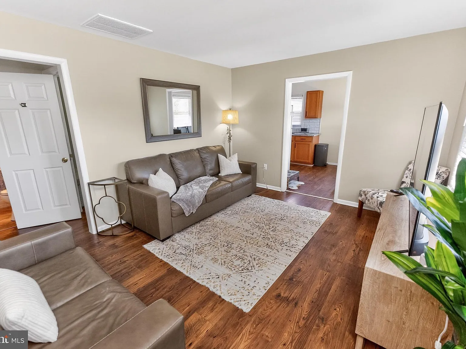 4 bed, 1128 sqft, $1,900 — Photo 4