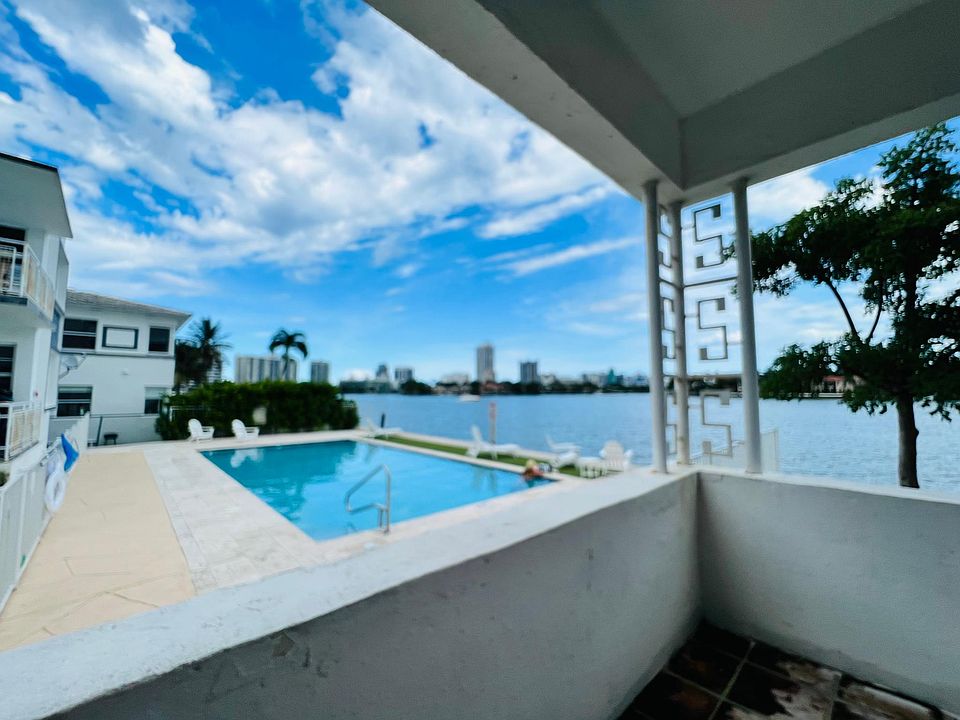 1st image of 962 Bay Dr #900