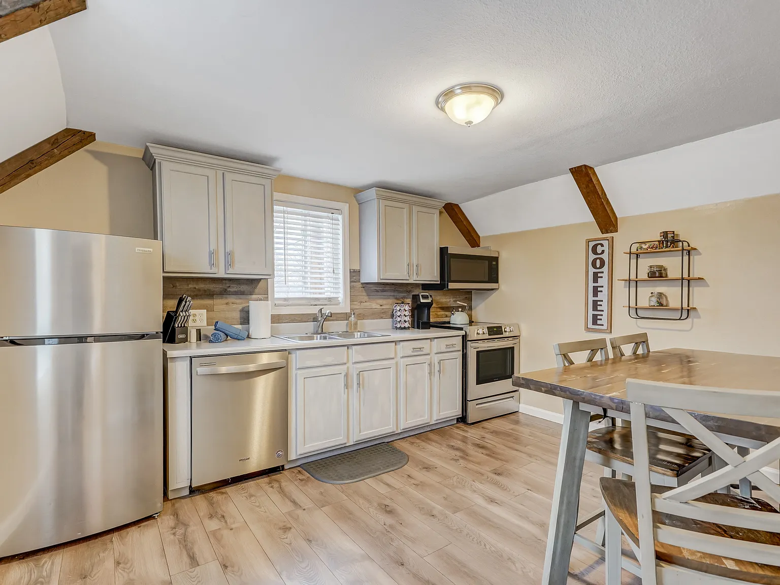 1 bed, 950 sqft, $1,995 — Photo 4