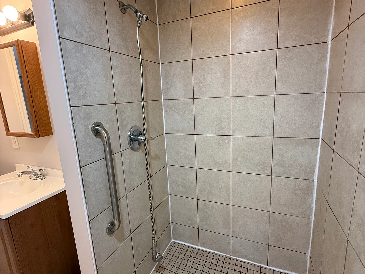 4 bed, $2,000 — Photo 1