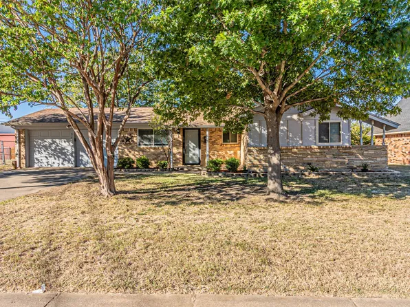614 Greenbrook Ln, Grand Prairie, TX 75052