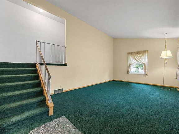3rd image of 1015 29th St NE