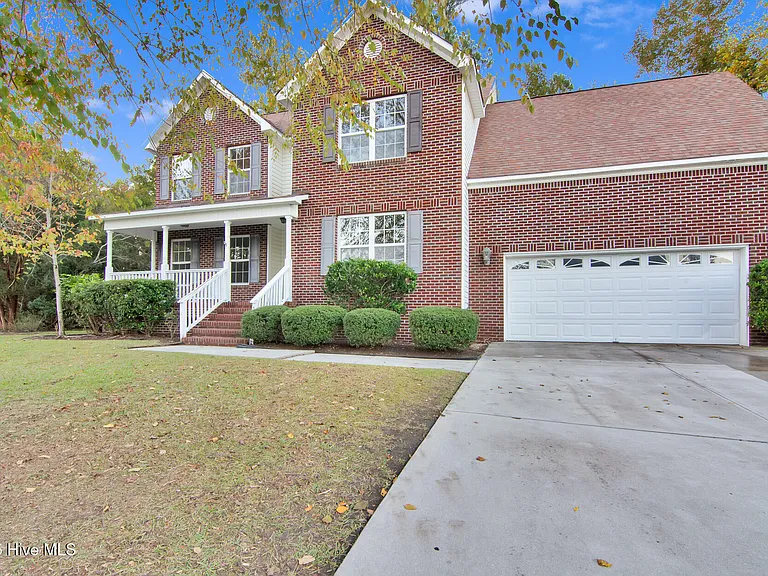 102 Huntington Ct — Photo 2