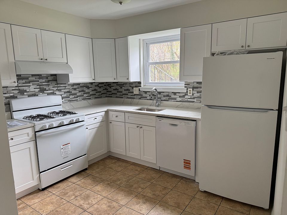 Kitchen - Newly renovated!
Brand new appliances and cabinerty, quartz countertops