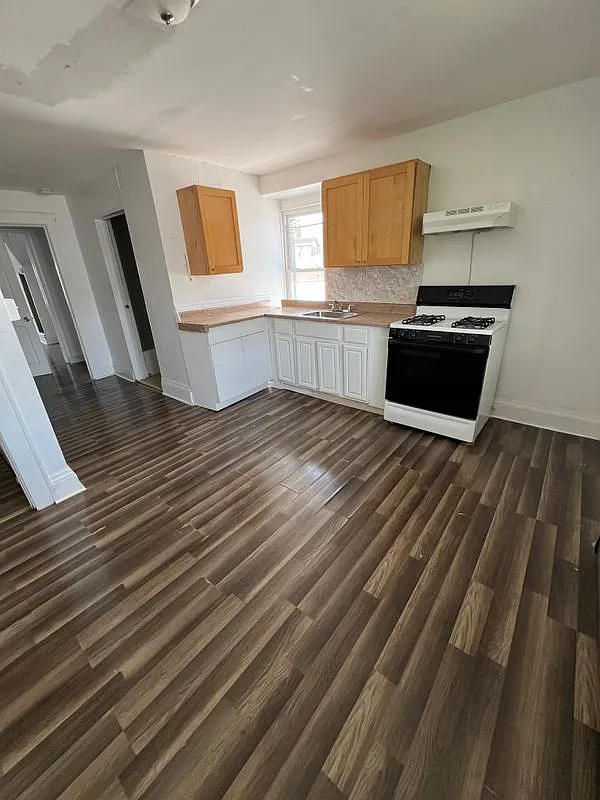 2 bed, 1.0 bath, 580 sqft, $1,900 — Photo 2