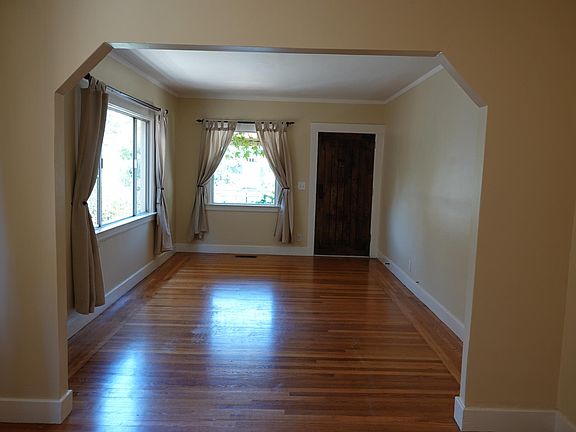 spacious living/dining area