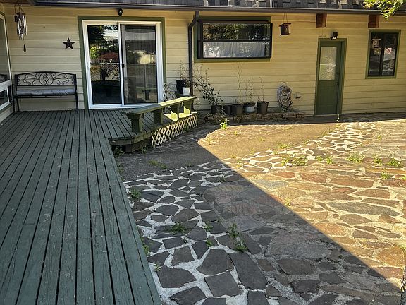 3rd image of 146 Hawthorne Ln