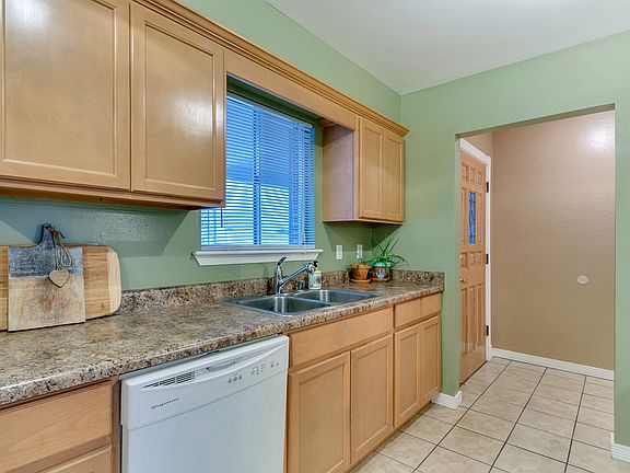 4th image of 245 Clairemont Dr