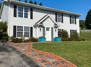 572 Hillview Dr, Roanoke, VA 24019