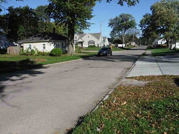 Exterior Neighborhood (street photo)