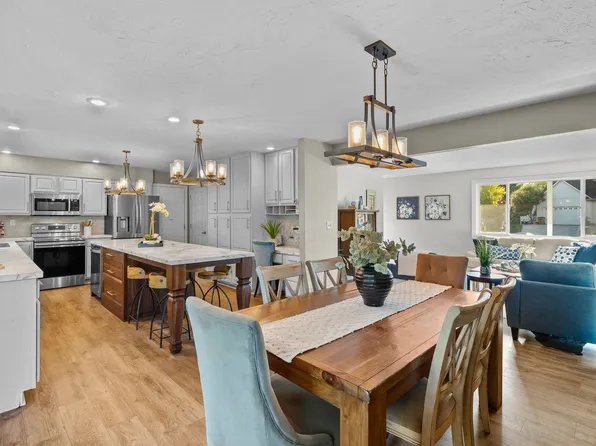 1475 NW 121st St, Clive, IA 50325