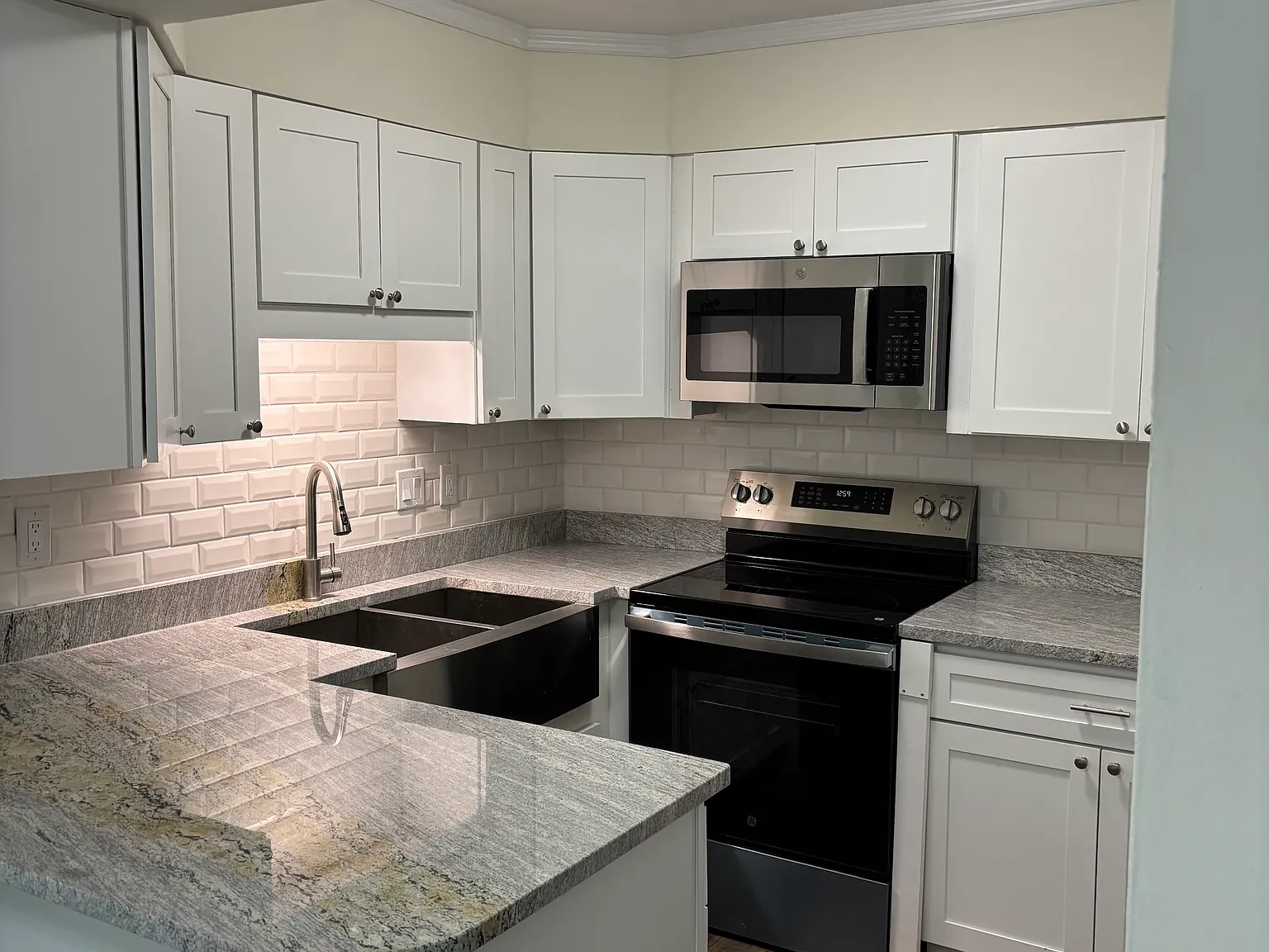 2 bed, 940 sqft, $1,700 — Photo 1